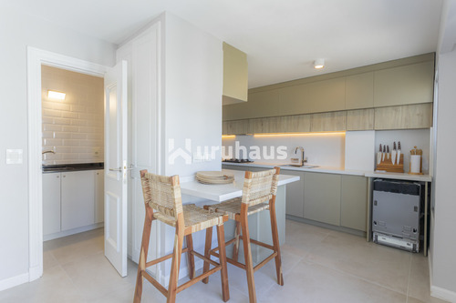 Venta Apartamento Tres Dormitorios Playa Mansa Primera Linea Edificio Coral Tower