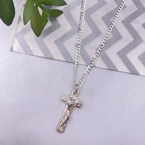 Cadena De Caballero Con Dije De Cruz Con Cristo En Plata