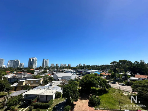 Venta De Apartamento De 2 Dormitorios En Edificio View I
