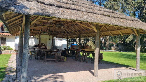 Hermosa Casa En Venta Sobre La Calle J.r Jimenez, En El Barrio Los Jazmines. Del Viso, Pilar