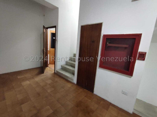 Consultorio En Alquiler Zona Este Barquisimeto, Cuatro Cubículo, 2 Baños, Aire Integral. Mls 24-17099 Dh