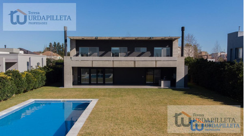 Casa En Venta Sobre Parque Central En Las Liebres- Pilar