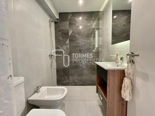 Imagen 25 de 30 de Tour Virtual Departamento Venta 2 Ambientes Reciclado Con Balcón Corrido ~ Macrocentro Mar Del Plata