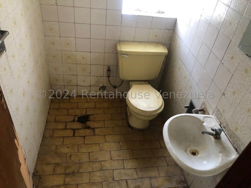 En Venta Casa De Dos Niveles Para Uso Comercial Con Gran Potencial Para Remodelara Su Gusto Cercano A La Avenida Bolivar, Centrico, De Facil Acceso Y Rodeado De Comercios Y Diversos Negocios.