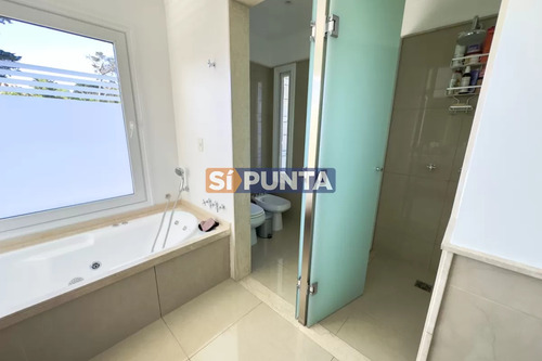 Apartamento En Alquiler De 3 Dormitorios Con Piscina Y Parrillero En Veramansa - Mansa