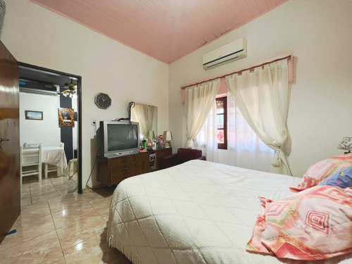 Casa En Venta De 3amb. C/cochera Y Fondo Libre.