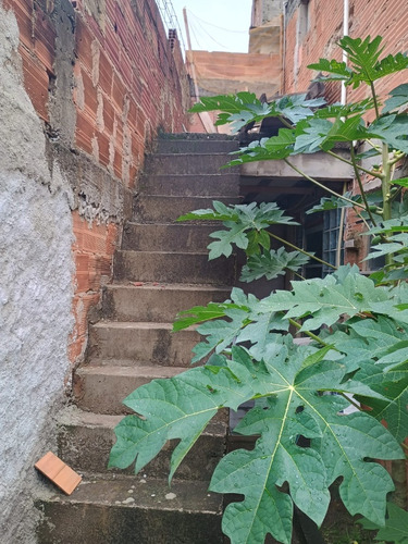 Casa Dúplex Com 3 Quartos, 2 Banheiro, Área De Serviço Vara