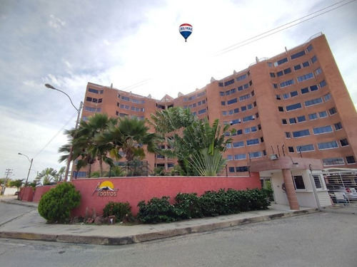 Re/max 2mil Vende Apartamento En Resd. Albatros, Urb. La Arboleda