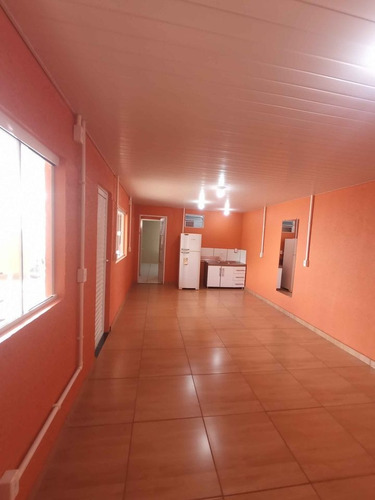 2 Casas No Mesmo Patio Com Muros Altos Separando