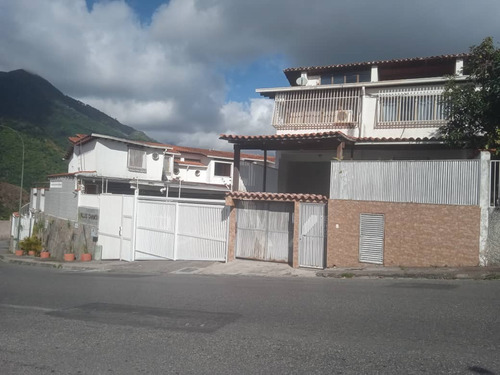 Se Vende Casa 211m2 3h+s/ 2b+s/ 1pe Urbanizacion Miranda