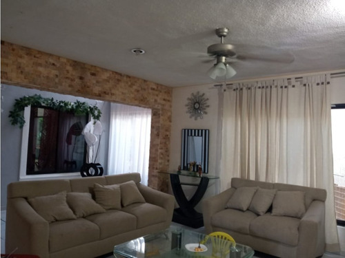 Casa En Venta En El Centro, De 6 Recamaras, Locales Y Piscina