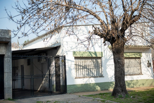 Vendo Derechos Y Acciones Con Titulo Propiedad 3/8 Partes Indiviso  - Casa Y Depto. Mono Ambiente En Zona Residencial Centro De Moreno. 