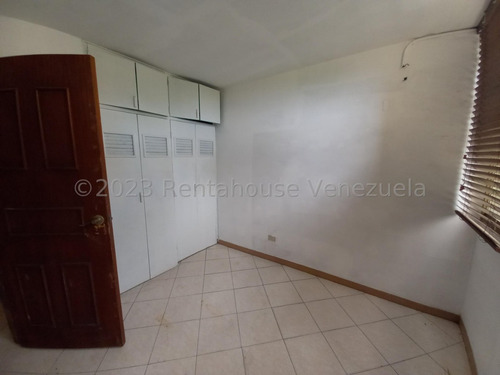 Amplio Y Comodo Apartamento Para Diseñar A Su Estilo Con Detalles Mediterraneos En Piedra Y Madera, Con Excelente Ubicacion Zona Norte De La Gran Valencia, Piso Medio, Edificio Conservado
