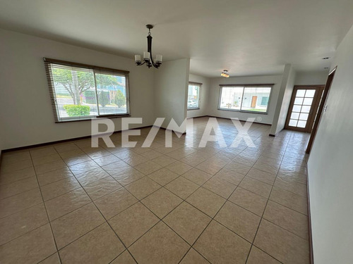 Casa En Venta En Condominio Claustros De Satiago