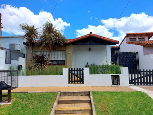 Imagen 2 de 24 de Venta Chalet Barrio Aeronautico-ituzaingo Norte-parque Con Pileta.