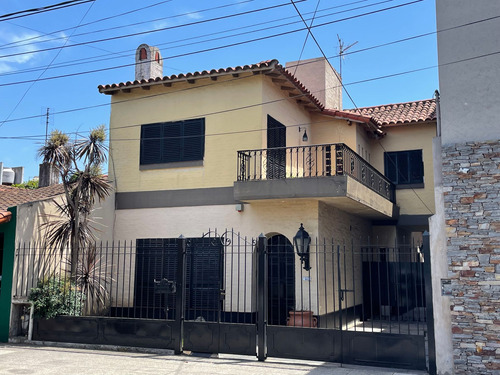 Venta De Casa 4 Ambientes Con Quincho Y Parque