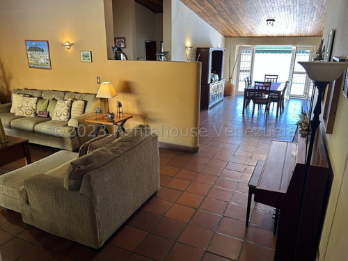 Casa En Venta En Macaracuay Caracas Calle Cerrada Piscina Parrillera Jacuzzi