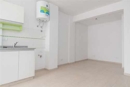 Venta 2 Ambientes Con Amplio Patio. Bajas Expensas