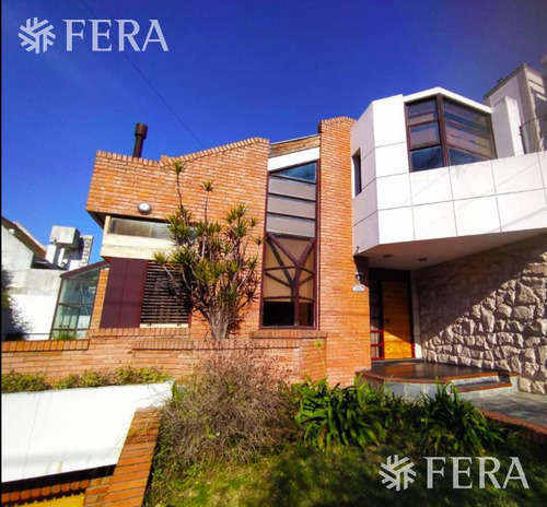 Venta De Casa De 4 Ambientes Con Cochera Y Jardin En Wilde