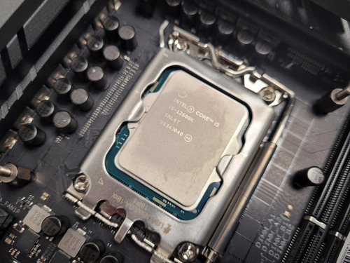Procesador gamer Intel Core i5-12600K BX8071512600K de 10 núcleos y 4.9GHz de frecuencia con gráfica integrada