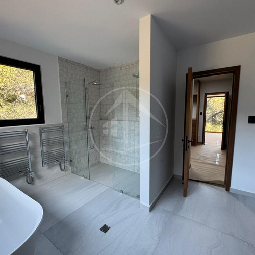 Residencia De Lujo En Rancho San Juan, 581 M2 De Construcción, 4 Habitaciones Y 4 Baños