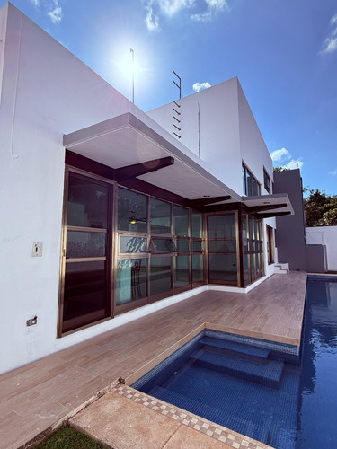 Exclusiva Residencia Moderna Con Alberca Y Amplios Espacios | Diseño Minimalista