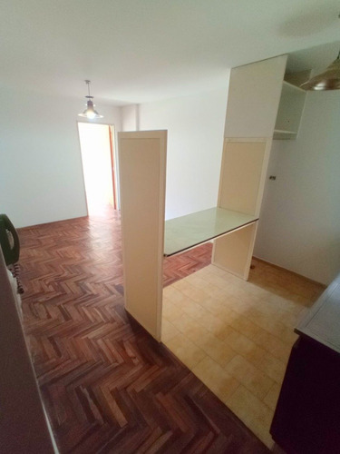 Venta - Amplio Monoambiente Con Divición - Caseros 928 - Bº Alberdi