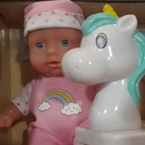 Imagen 2 de 6 de Bebe Bebote 20 Cm Con Caballito Y Accesorios Poppi