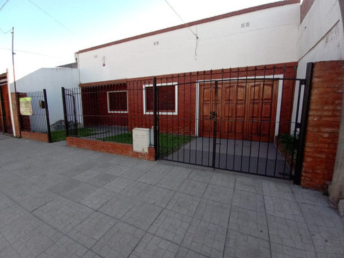 Casa Semi-céntrica En Venta En Gualeguaychú.