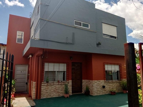 Casa En Venta - 4 Dormitorios 2 Baños - 165mts2 - Bernal Oeste