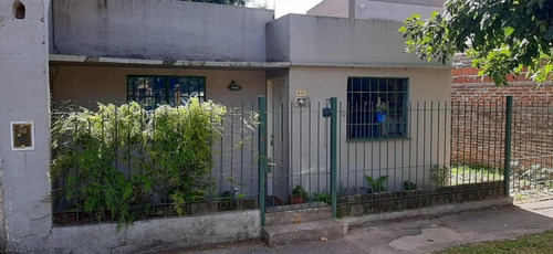 Casa En Venta - 2 Dormitorios 1 Baño - 299mts2 - Villa Elisa