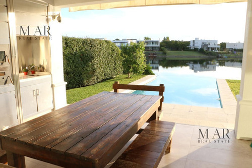 Imagen 13 de 30 de Imponente Casa En Venta Al Lago En Barrio Los Lagos Nordelta. 4 Dormitorios.