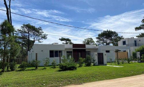 Casa En Alquiler Por Temporada De 3 Dormitorios En La Barra (ref: Atm-6991)