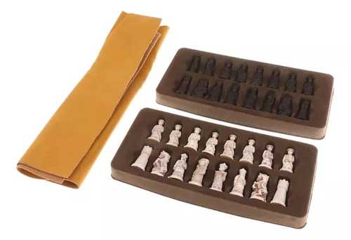 Conjunto de xadrez chinês Xiangqi numa caixa de couro dobrável