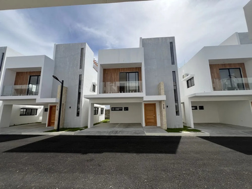 Villa En Venta Lista A Estrenar En Brisas De Punta Cana, 3 Habitaciones, 3niveles, Con Club De Playa