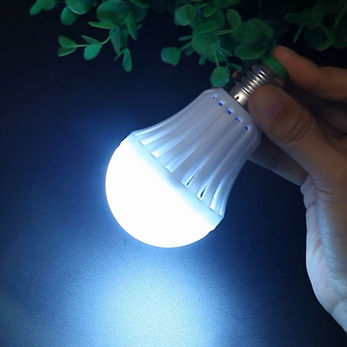Imagen 3 de 3 de Lampara Led Autonoma Luz Emergencia 10w E27 4hs Color Frio (6500ºk)