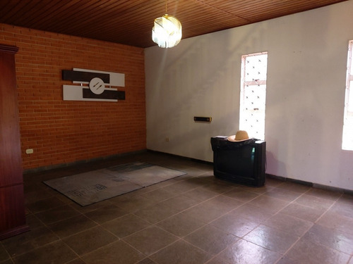 Imagem 5 de 14 de Chacara Ibiúna 2.000 Mts Ampla Casa, Pomar ! Esc. Registrada