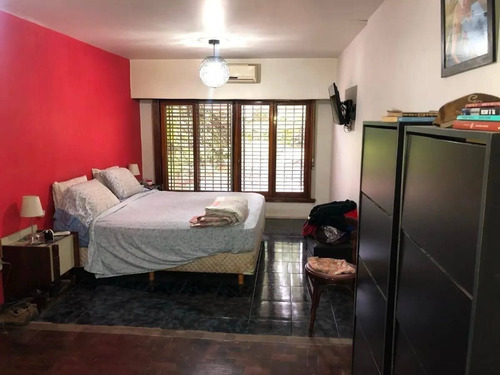 Casa Muy Amplia De 3 Amb. Gge. 3 Autos, Parrilla, Lav. Patio, Lote Libre