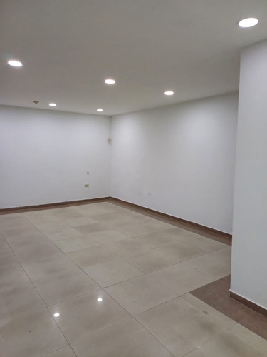 Local En Alquiler De 32m2 Con Baño , Camino Real, Barcelona
