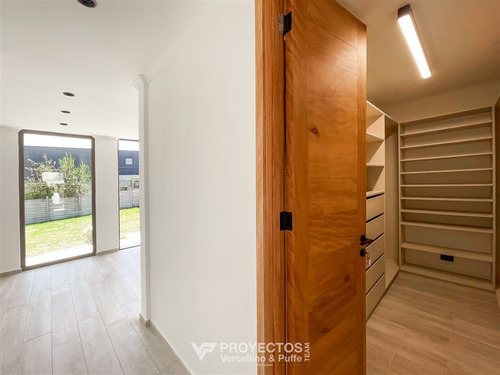 Moderna Y Espaciosa Casa Con Piscina, Jardín Y Quincho