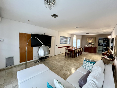 Comodisima E Impecable Casa En Munro Con Ingreso Por Dos Calles, Patio Y Terraza.