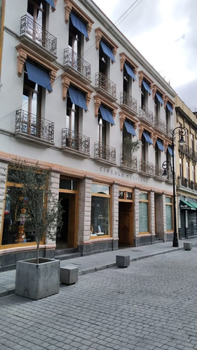 Atrás De Catedral , Dentro De  Un Icónico Edificio