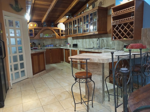 Venta Espectacular Town House Margarita 135mts2/5h/4b/2pe. Lesamo