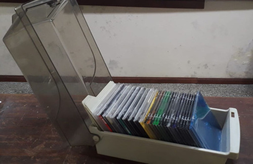 Archivador Cd/dvd Con 28 Estuches Multicolor (Usado)