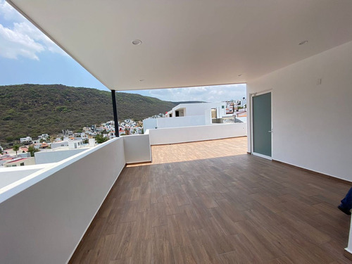 Residencia De Autor En Cumbres Del Cimatario, 4 Recamaras, 4.5 Baños, Doble Alt.