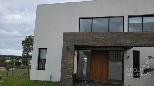Casa De 3 Dormitorios Y Servicio En Venta En Mirador De La Tahona