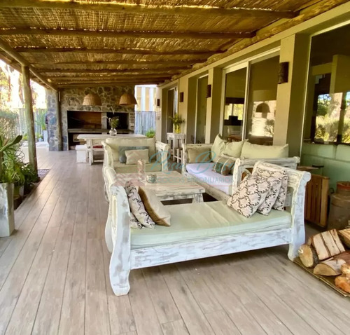 Venta Y Alquiler De Maravillosa Casa De Cuatro Dormitorios En Barrio Privado, Playa Brava, Punta Del Este