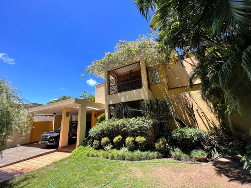 Elegante Casa De 4 Habitaciones En Los Cacicazgos