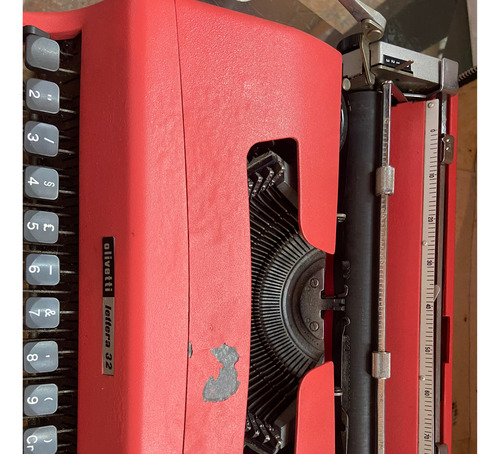 Máquina De Escrever Olivetti Lettera 32 Com Defeitos Leia (Usado)