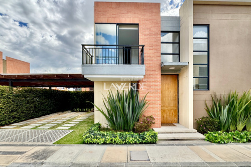 Venta - Casa Tipo Nogal Con Espacios Modernos Y Pergola